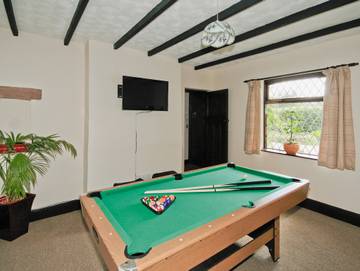 Log Cabin for 6 People in Staffordshire, Photo 4