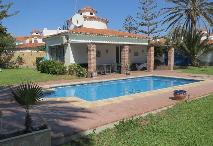 Beach Front Villa for 10 people with Sea View, Pool, Wi-Fi, A/C, Balcony, Terrace & Garden in Torrox Costa, Torrox