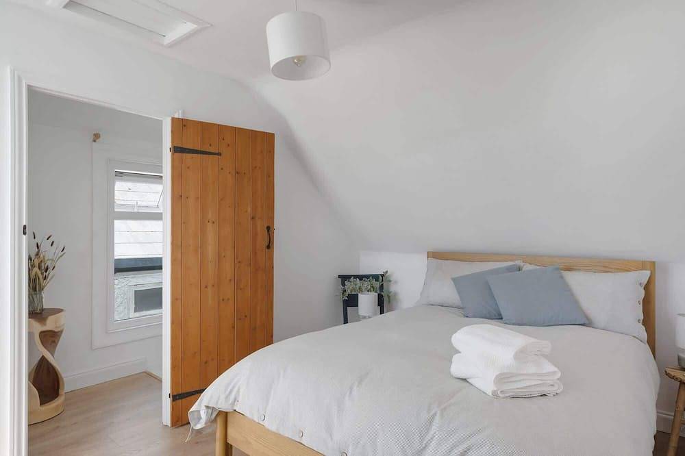 Serene Cottage Nr the Waterfront, Topsham in Crealy Adventure Park, Devon
