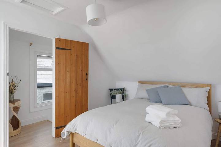 Serene Cottage Nr the Waterfront, Topsham in Crealy Adventure Park, Devon