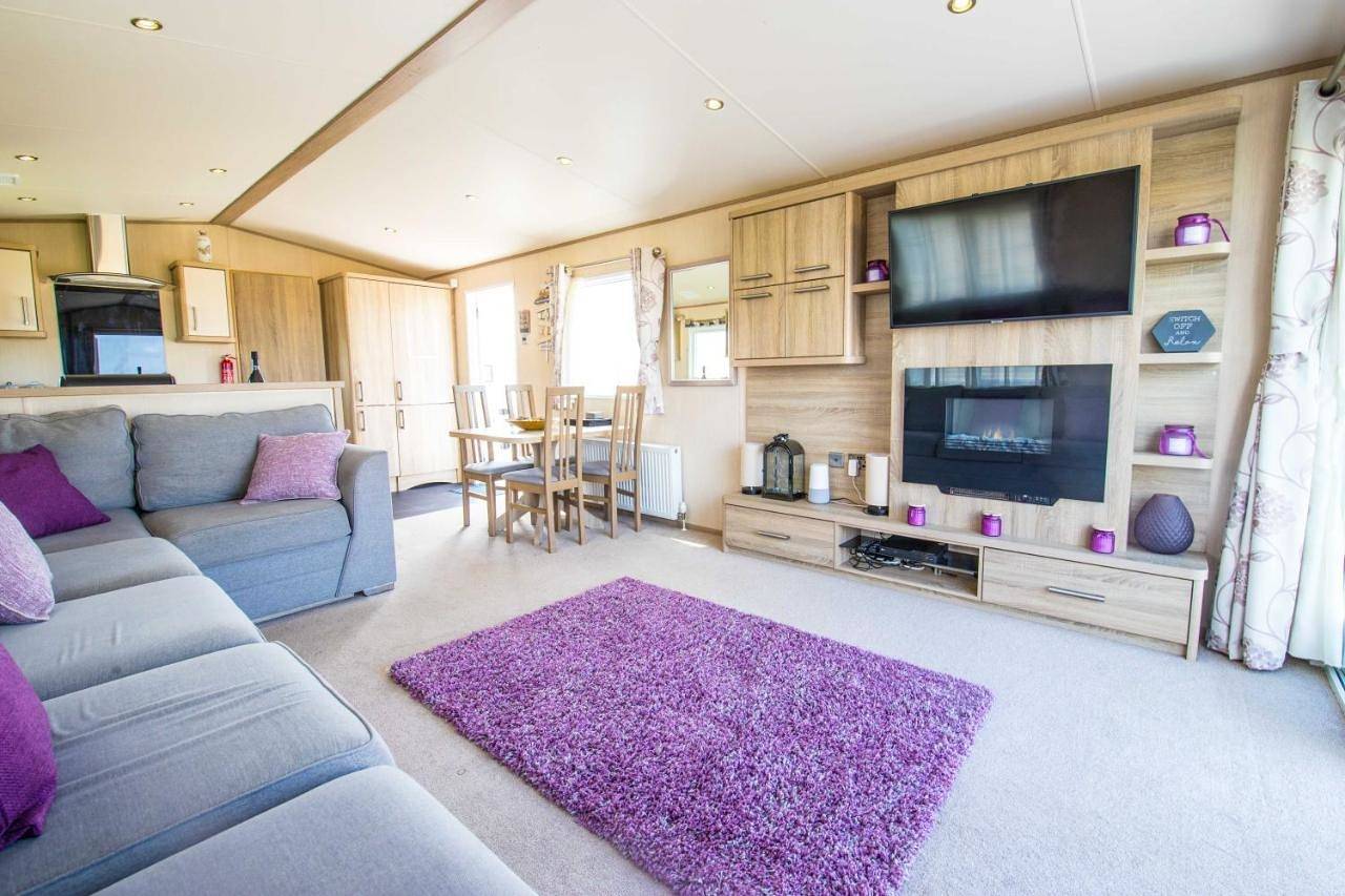 River Lodge Platinum Plus Holiday Home with River Views, Free Wifi & Netflix in Camber, East Sussex