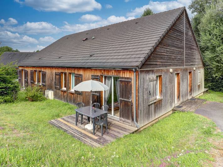 Location de vacances pour 6 personnes, avec piscine et balcon à Égletons