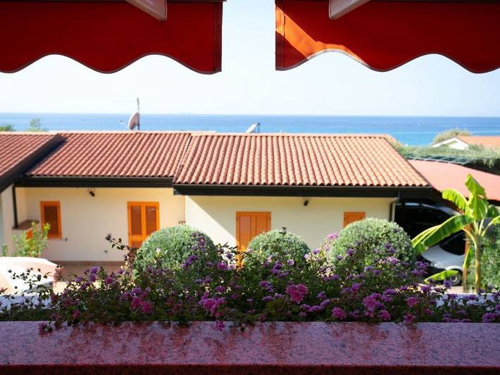 Appartamento per 3 persone, con Balcone e Terrazza nonché Giardino e Vista lago in Capo Vaticano