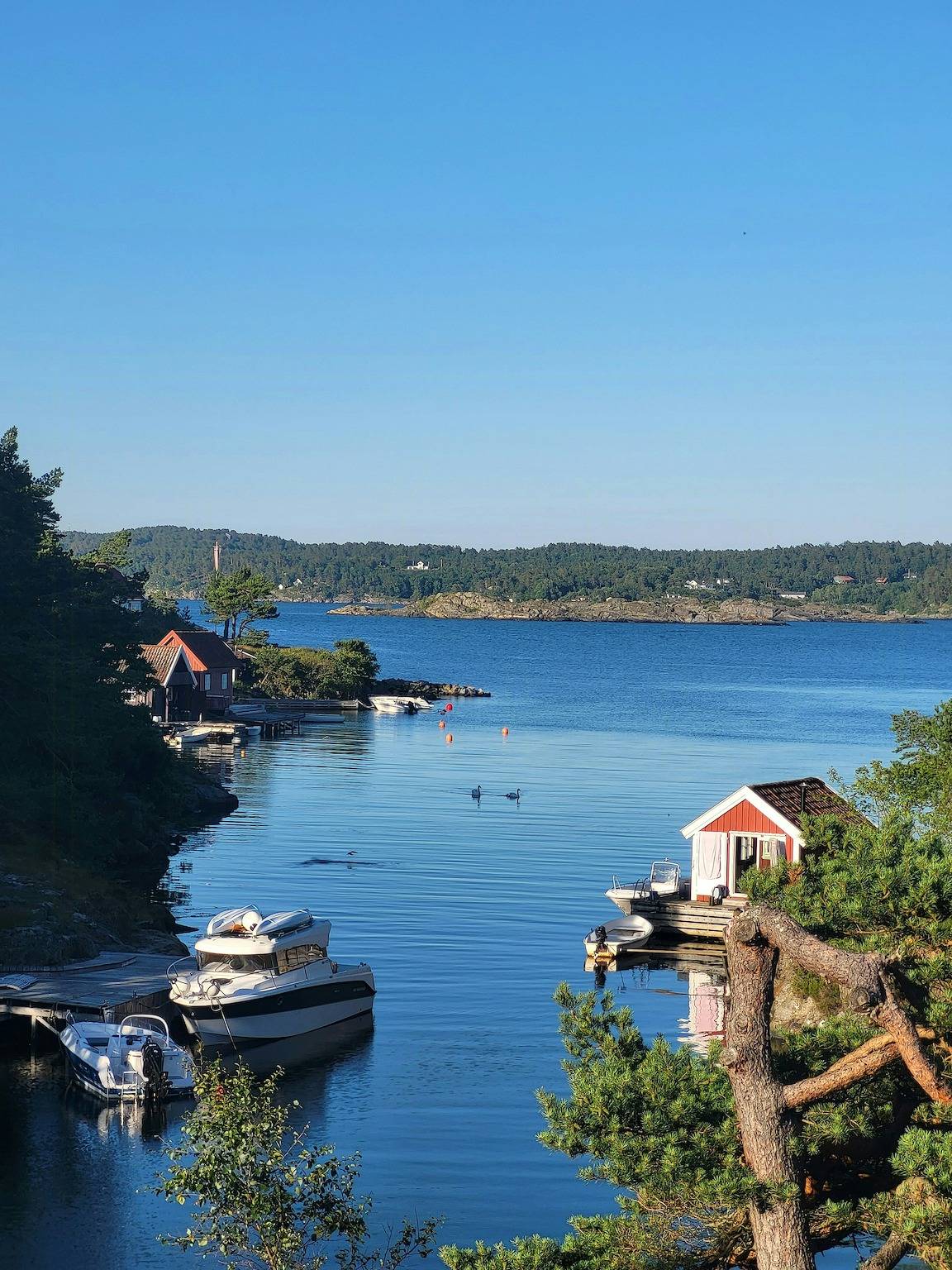 Hytte med midnatssol ved Kvåsefjorden in Kristiansand