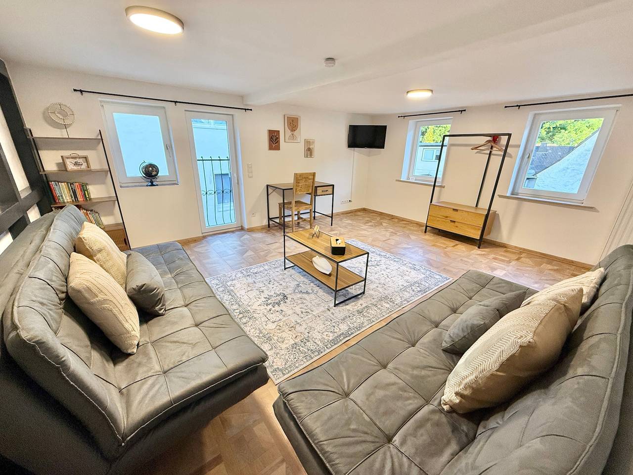 Ganze Wohnung, Ferienwohnung 'Vetera' mit Bergblick, privater Terrasse und Wlan in Bendorf, Landkreis Mayen-Koblenz