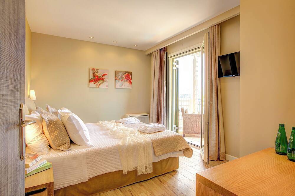 Entire apartment, ** New For 2016** Exclusive 1 bedroom King Suite with pool and amazing views in Lassi, Argostoli