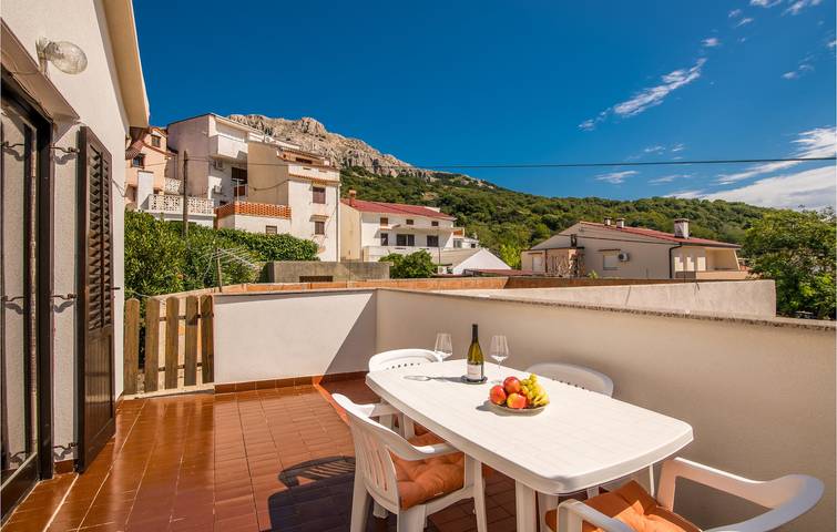 Appartement de vacances entier, Appartement confortable de 2 chambres avec terrasse, climatisation et parking, à 2,5 km de la plage de Vela Plaža in Baška, Krk