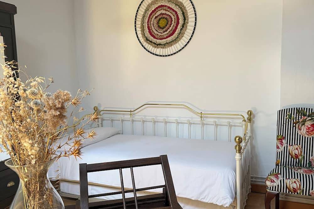 House with jacuzzi and sauna ideal for relaxing in a small village of 100 inhabitants. in Lagata, Saragossa Provinz