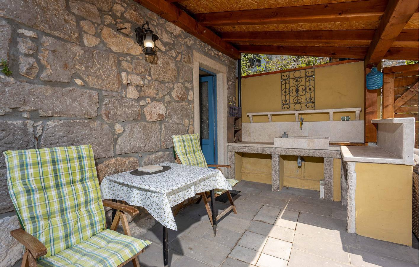 Appartement confortable de 2 chambres avec terrasse, Wi-Fi et parking - À 2,5 km du littoral in Kraljevica, Primorje-Gorski Kotar