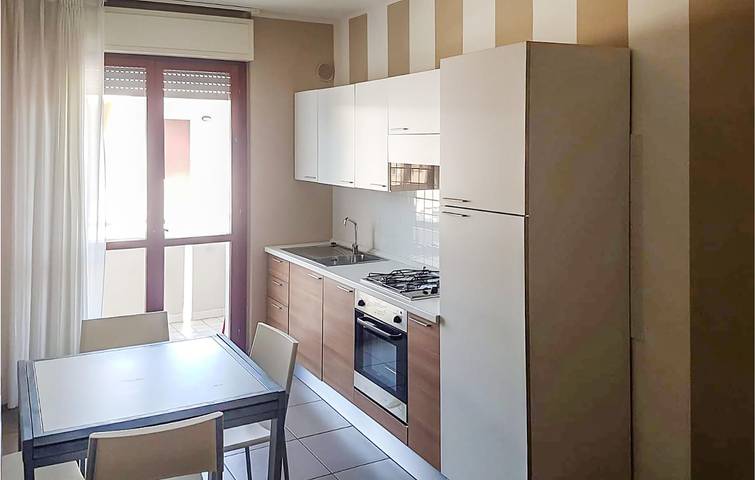 Ganze Ferienwohnung, 1.5km Strandwohnung mit Pool und Terrasse in Alba Adriatica, Teramo Provinz