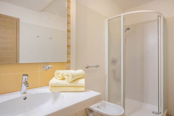 Entire apartment, Runcac - Holiday Apartment Rit with Mountain View, Wi-Fi & Balcony in San Vigilio di Marebbe, Mareo