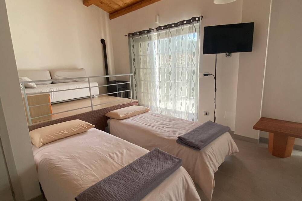 Country house 5 minutes from downtown with garden and private parking space in Sulmona, Majella National Park