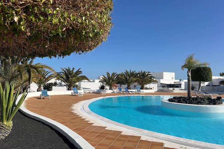 Villa for 5 people, with Balcony and Garden as well as Pool in Puerto Calero Marina
