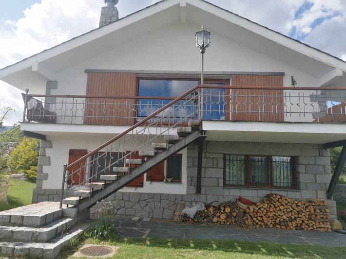 House overlooking the Cadí-Moixeró massif, traditional from the 70s with magical views in Lles de Cerdanya, Pyrénées catalanes