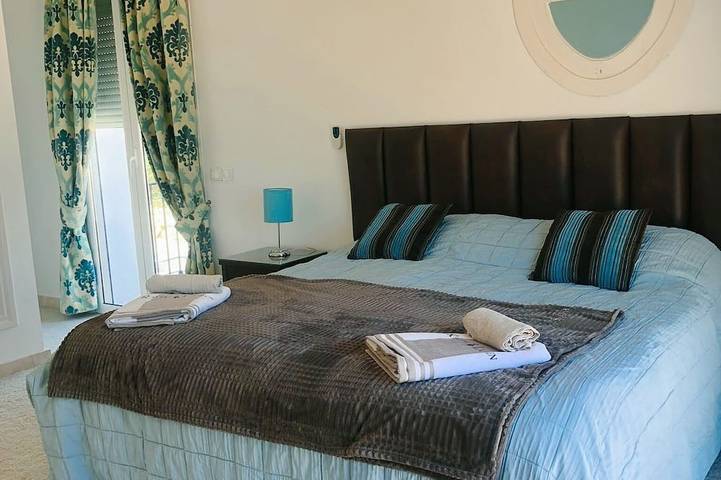 Villa mit privatem Infinity-Pool nahe Hafen in Duquesa Regent, Manilva
