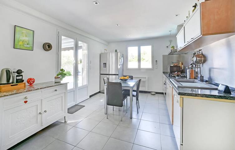 Appartement confortable avec piscine, terrasse et climatisation - 2,5 km de la plage in Remoulins, Région de Nîmes
