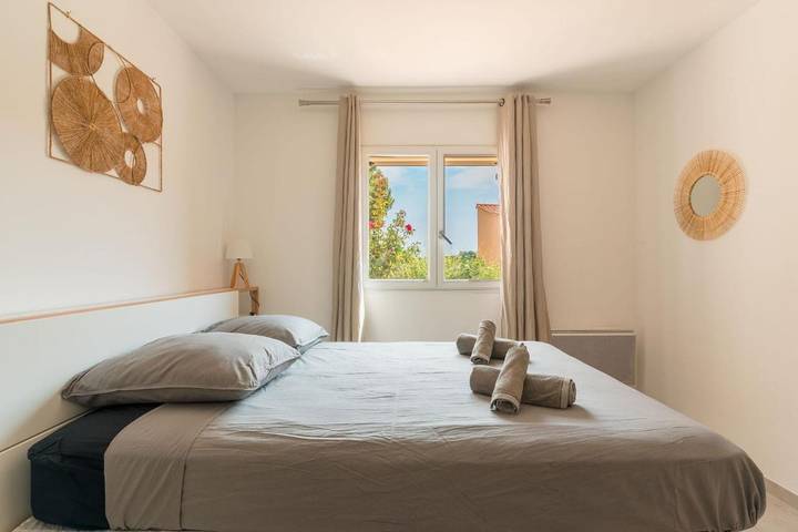 Villa pour 10 personnes, avec vue ainsi que jardin et piscine, animaux acceptés à Giens - 4