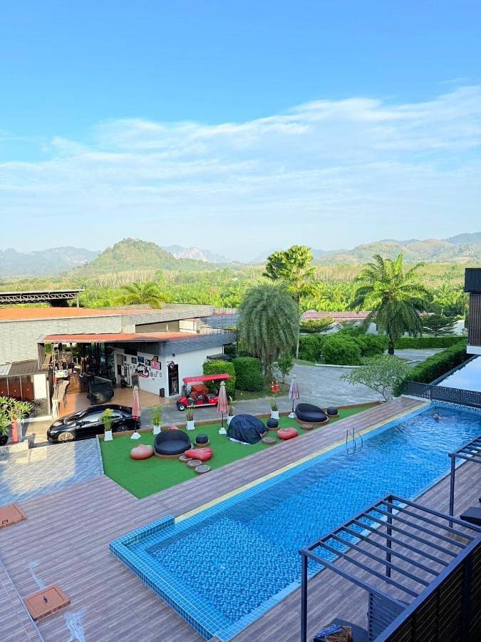 Hotel para 10 personas, con balcón además de piscina y vistas - 1