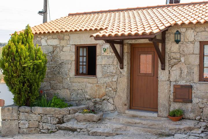 Holiday Home 'Casa Da Calçada - Turismo Sortelha' with Private Terrace, Wi-Fi and Air Conditioning in Beira Interior Norte, Sortelha