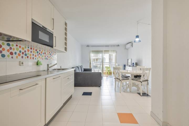 Apartamento entero, Acogedor apartamento en Calafell con terraza, garaje incluido y mascotas bienvenidas in Platja de l'Estany - el Mas Mel (Calafell), Calafell