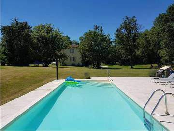 Gîte pour 10 personnes, avec vue ainsi que terrasse et piscine, animaux acceptés à Estipouy