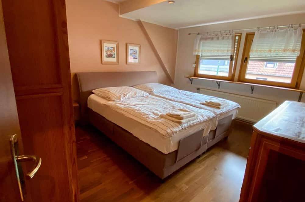 Cozy house with balcony and private parking in Dusseldorf, near exhibition halls in Eller-Düsseldorf, Düsseldorf