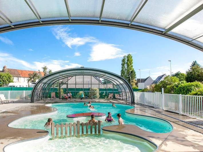 Camping pour 4 personnes, avec Terrasse ainsi que Bassin pour enfant et Piscine