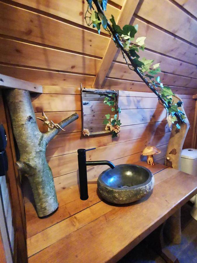 La cabane du Nuton Ardennais in Tournes, Parc naturel régional des Ardennes