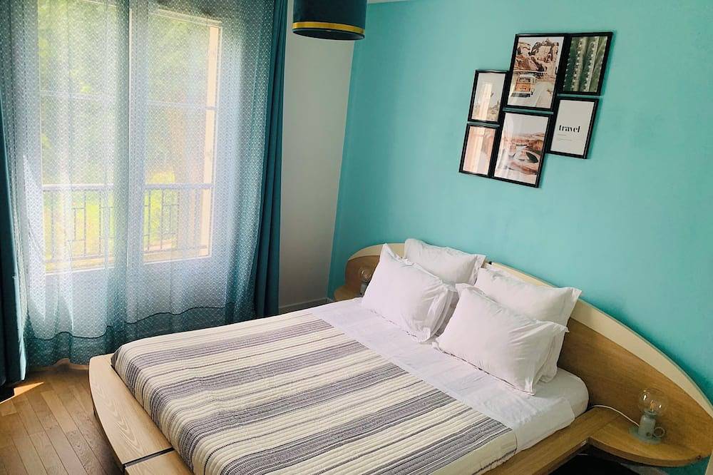 Entire apartment, Apartment * * * * * Private Parking 25 Mn to Paris in Yerres, Essonne