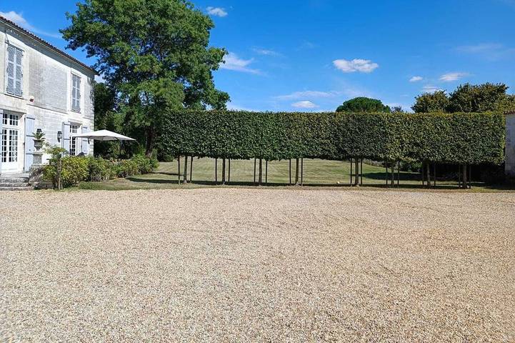 Location de vacances pour 6 personnes, avec piscine, animaux acceptés à Bourg-Charente