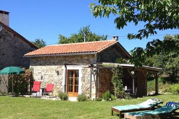 Gîte pour 2 personnes, avec terrasse et jardin à Milhac-de-Nontron