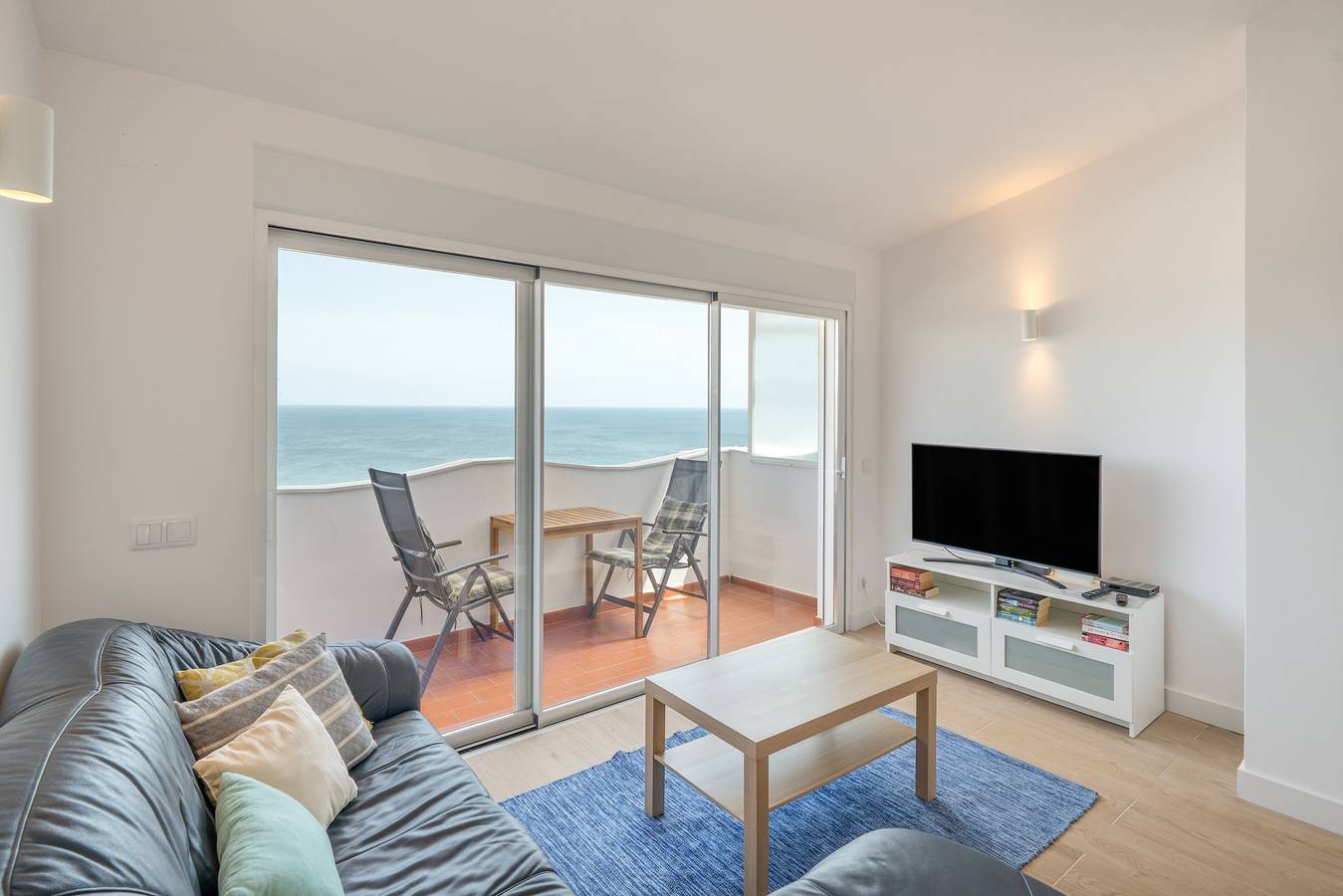Ganze Wohnung, Apartment 'Salema Amazing View' mit Meerblick, Balkon und Wlan in Salema, Naturpark Südwest-Alentejo und Costa Vicentina