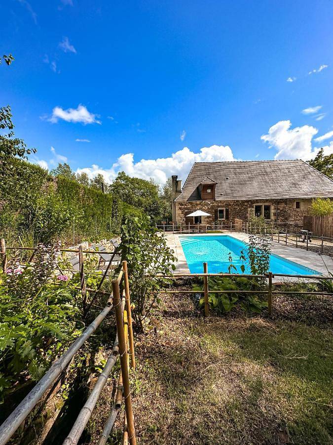 Location de vacances pour 5 personnes, avec piscine ainsi que vue et jardin à Le Lardin-Saint-Lazare