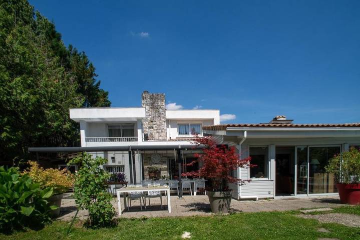 Chambre d’hôte pour 2 personnes, avec Balcon et Terrasse ainsi que Jardin et Vue à Pessac