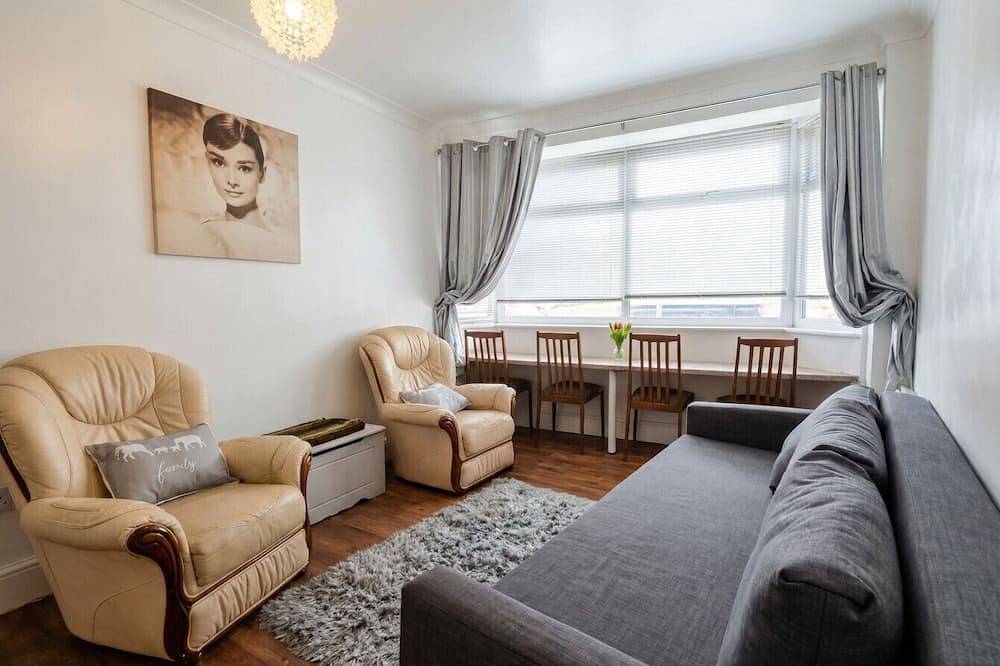 Sleeps 9, pet-friendly, with dedicated workspace and free parking in Gosport, Hampshire