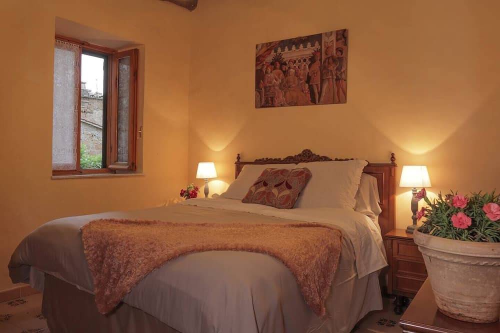 Idyllic historic family home with private garden. Free shuttle to Civita. in Civita, Lubriano
