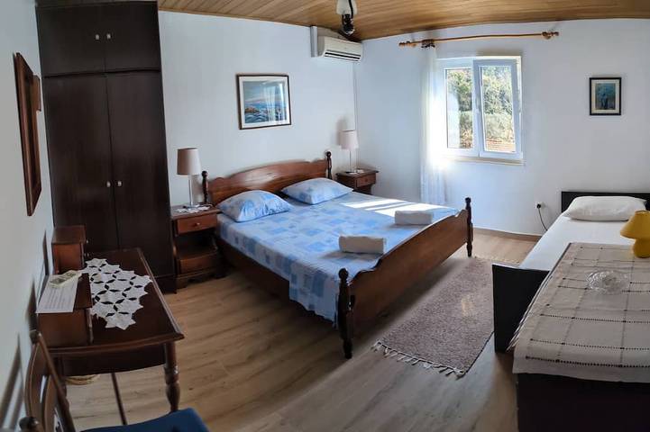 Entire apartment, Spacious apartment with beautiful marina and sea views in Kosmatovica, Slano