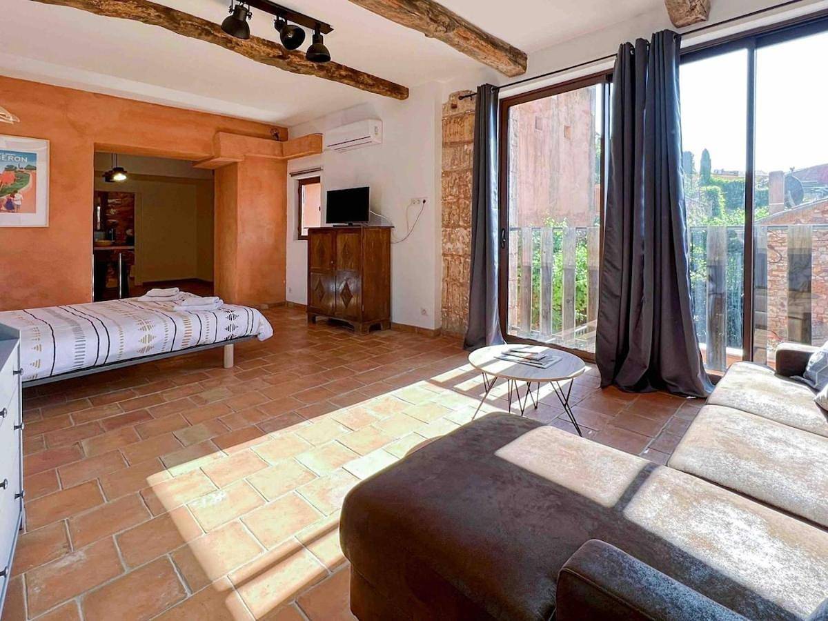 Appartement entier, One-Bedroom Apartment in Roussillon, Parc naturel régional du Luberon