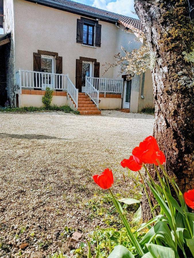Location de vacances pour 6 personnes, avec vue et jardin à Braye-sous-Faye