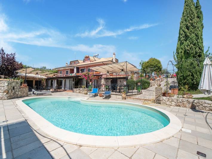 Villa pour 6 personnes, avec Balcon/Terrasse ainsi que Jardin et Piscine à Monterotondo