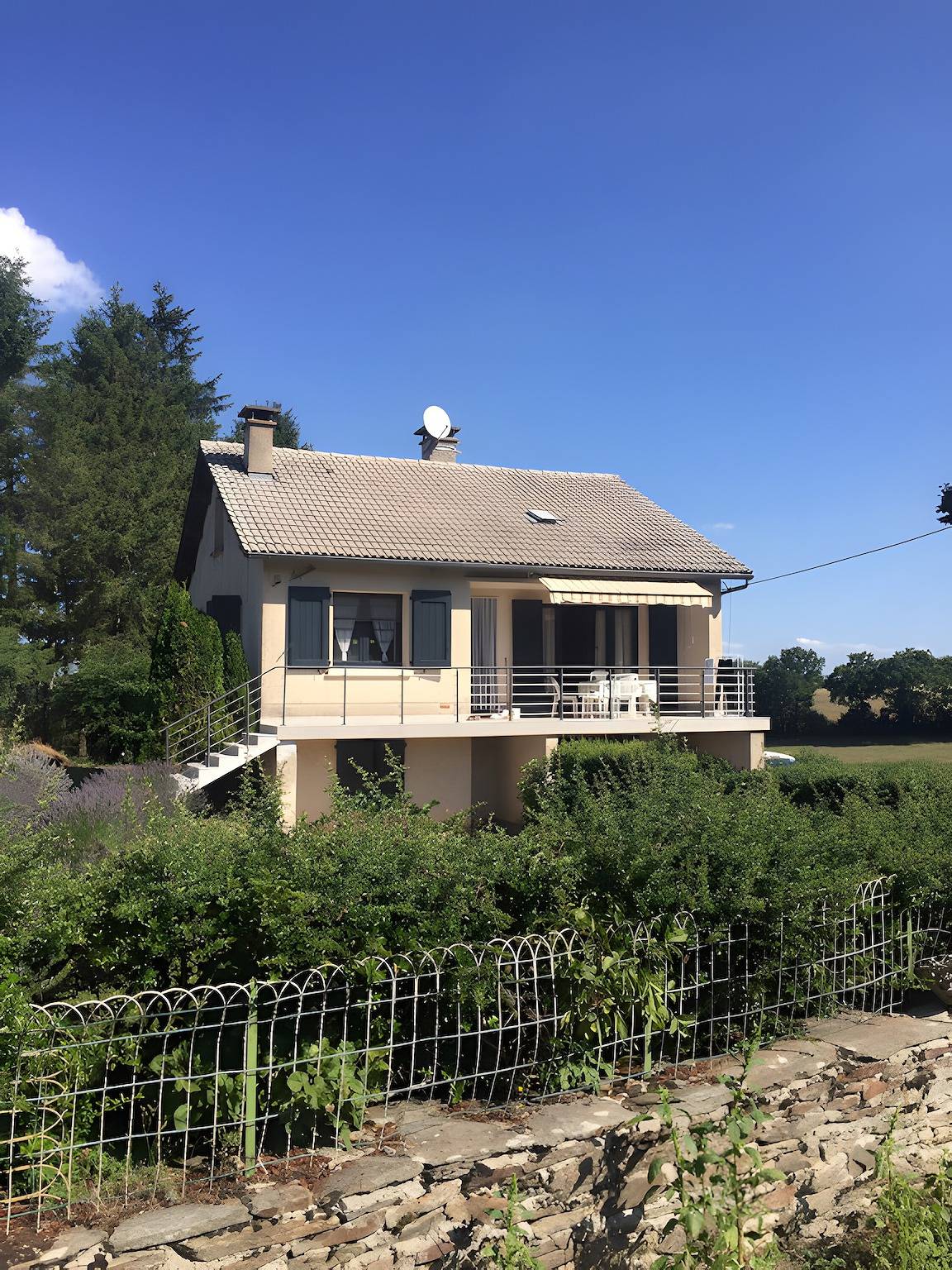 Holiday Home “La Maison De Campagne” with Mountain View, Private Terrace & Garden in Salles-Curan, Aveyron
