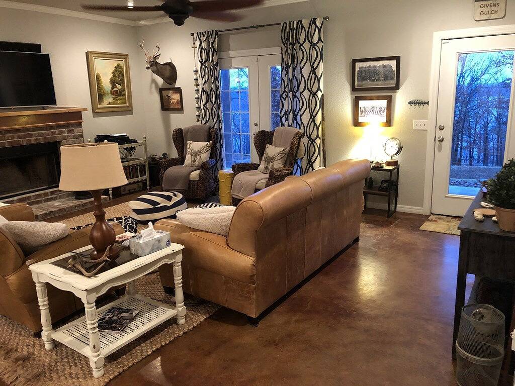 Graues Haus am See in Ozark Mountains