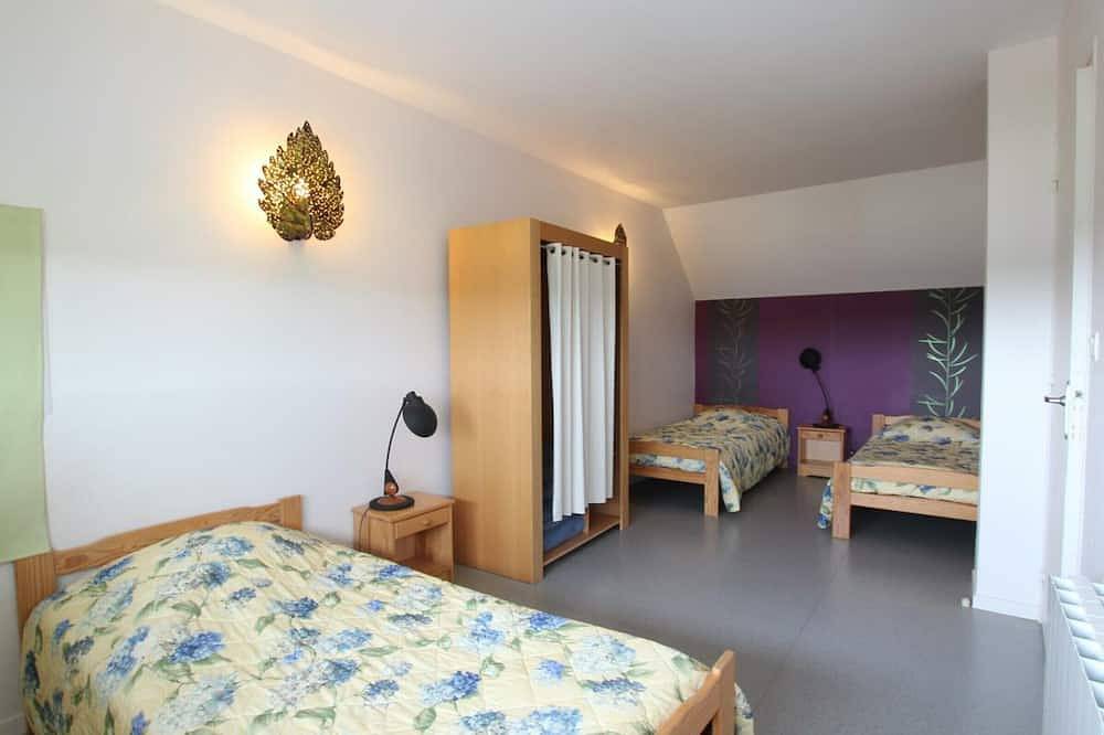 Maison spacieuse à La Hague avec animaux acceptés et parking in Biville, La Hague