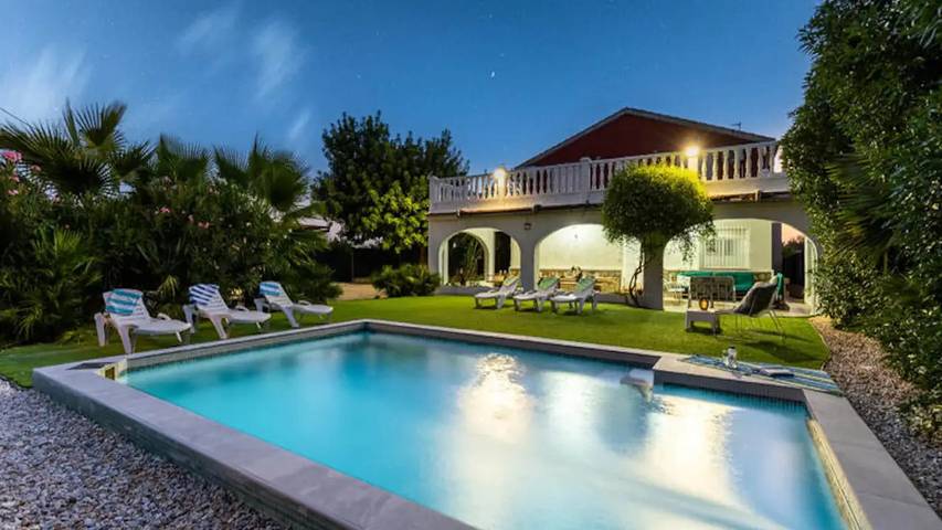 Casa de vacaciones para 17 personas, con Terraza además de Jardín y Piscina en Algorfa