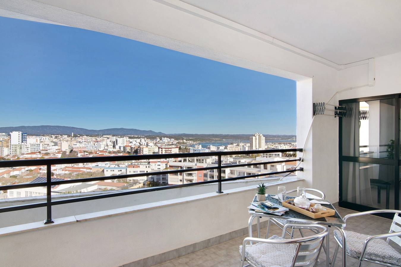 Entire apartment, Apartment 'Summer Place' with Balcony, Wi-Fi and Air Conditioning in Praia da Rocha, Portimão