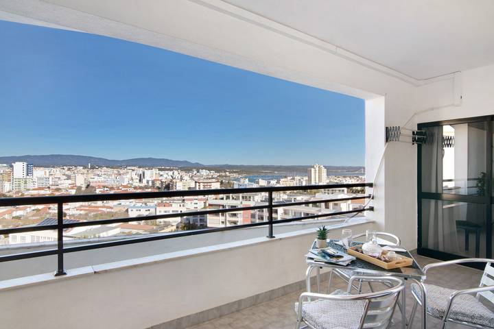 Apartamento inteiro, Apartamento 'Summer Place' com Varanda, Wi-Fi e Ar Condicionado in Praia da Rocha, Portimão