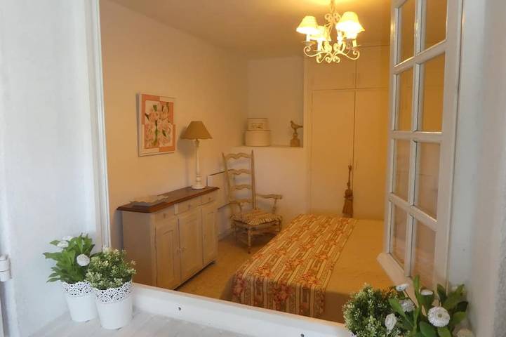 Apartamento entero, Nivel jardín encantador. Entre playas y calas. Vista al mar, sitio preservado y tranquilo. in La Seyne-sur-Mer, Costa mediterránea (Francia)