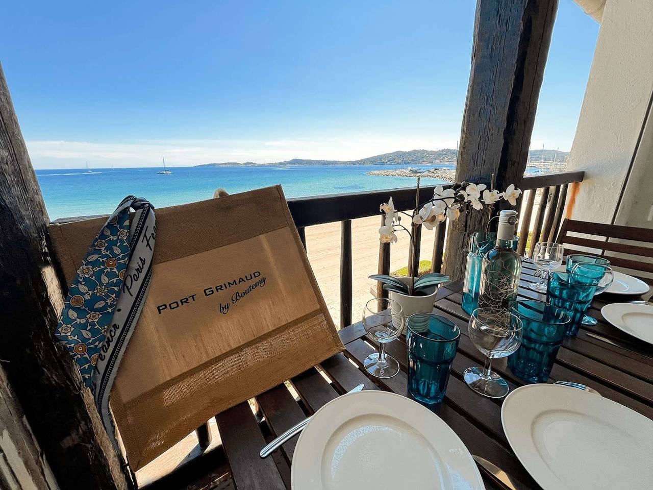 Hel lejlighed, 4-room apartment with balcony, sea view, wifi and parking in Port Grimaud, Grimaud