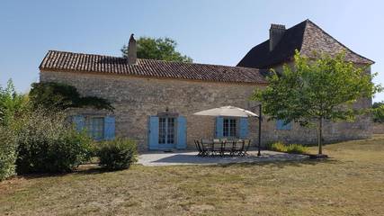Gîte pour 10 personnes, avec vue ainsi que jardin et piscine à Conne-de-Labarde