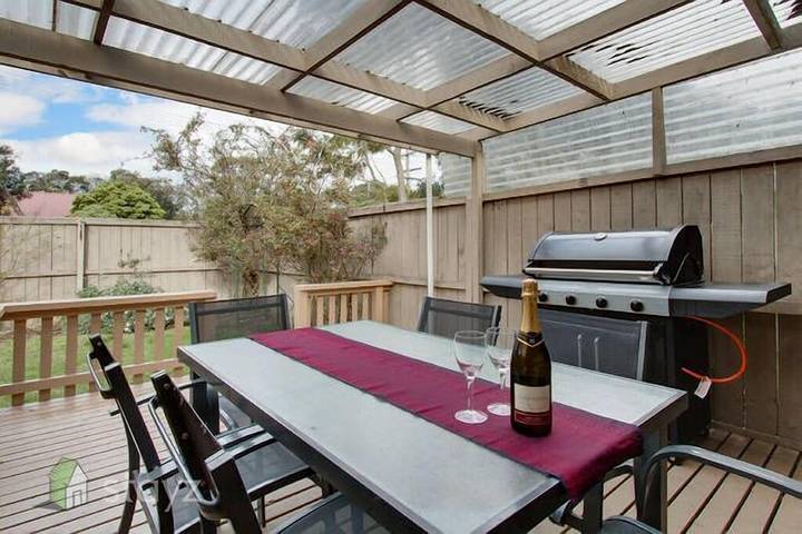 Holiday rental for 5 people, with terrace and garden as well as hot tub in Australia
